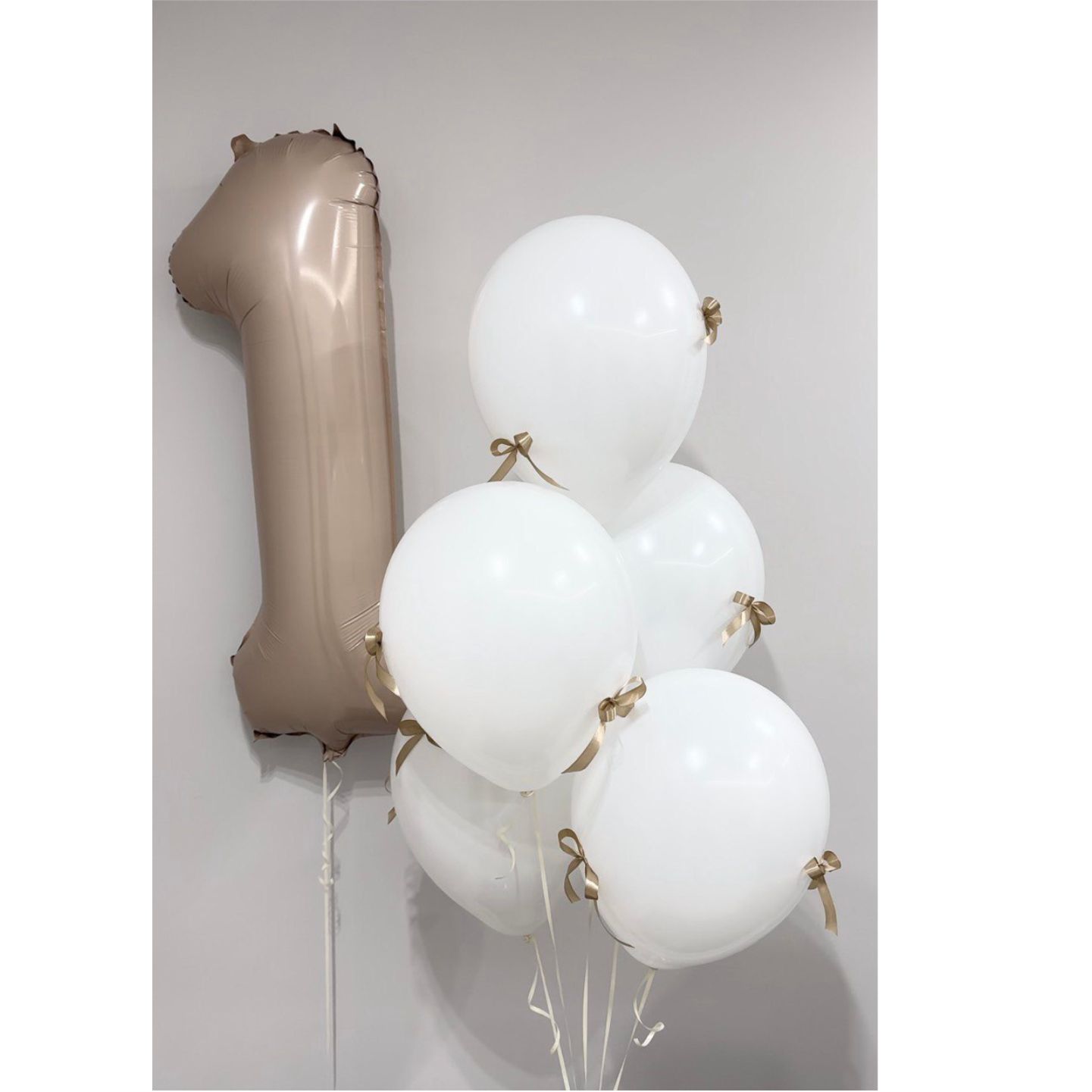 Сет 4 На годик Крем. Все шары наполнены гелием.